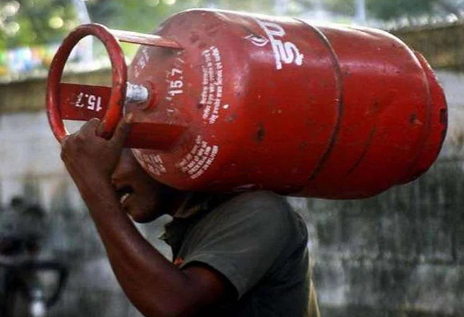 Great news for these people, LPG gas cylinder available for Rs 450, see details