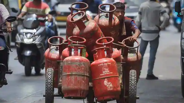 LPG Price 1st Dec Today: Government oil companies have released the new rates of LPG cylinders today, see the LPG new prices of your cities immediately - Rightsofemployees.com