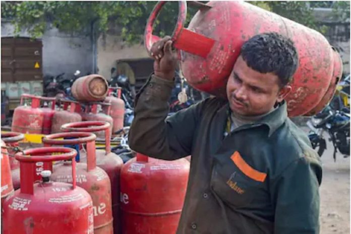 LPG Cylinder Price: Relief from inflation, commercial cylinder becomes cheaper by this much rupees, know the latest price