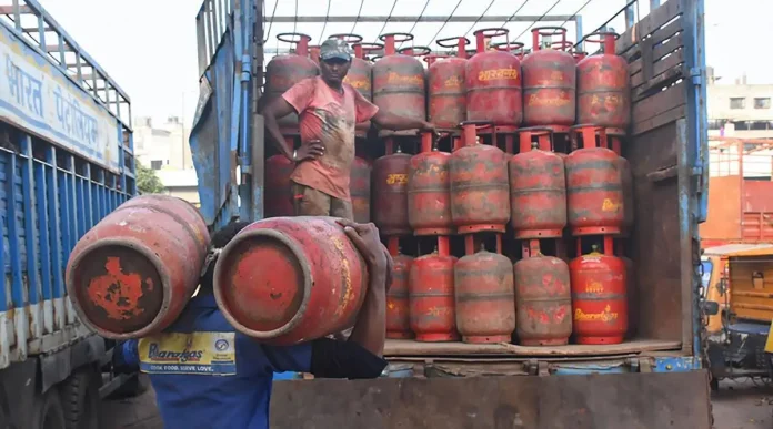 LPG New Price: LPG cylinder became cheaper, see how much the price reduced from Delhi to Kolkata.