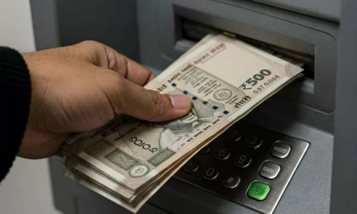 ATM withdrawal Charges : There will be a charge of Rs 23 for withdrawing cash from ATM, this bank is going to increase the fee ATM withdrawal Charges : There will be a charge of Rs 23 for withdrawing cash from ATM, this bank is going to increase the fee