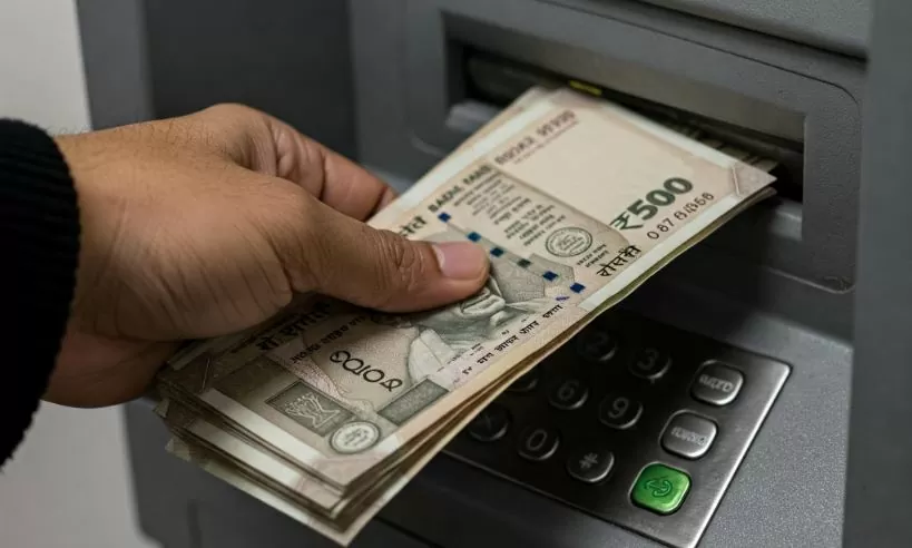 ATM withdrawal Charges : There will be a charge of Rs 23 for withdrawing cash from ATM, this bank is going to increase the fee ATM withdrawal Charges : There will be a charge of Rs 23 for withdrawing cash from ATM, this bank is going to increase the fee
