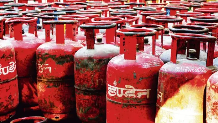 Delhi Free LPG Scheme 2026: EWS Eligibility & DBT Refund Guide