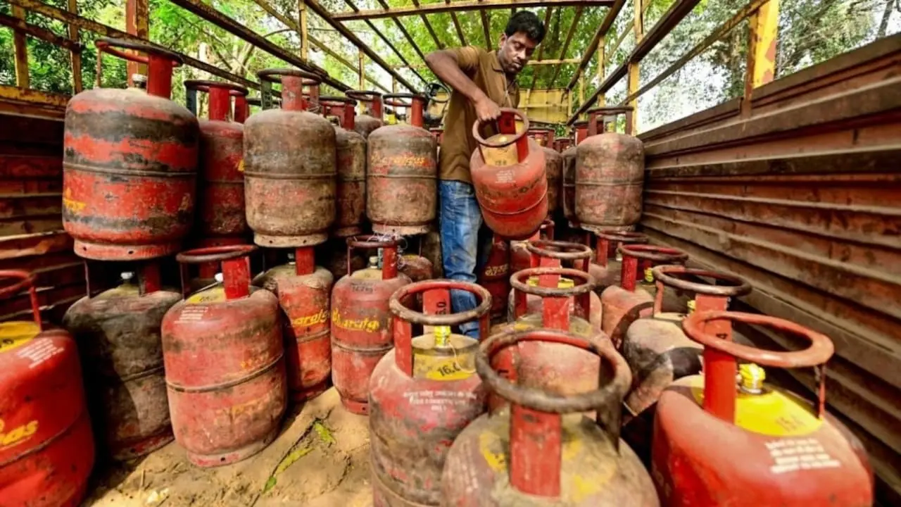 69d60c5679a01-delhi-commercial-lpg-doubled-080530613-16x9 LPG Gas Cylinder Booking Rules 2026