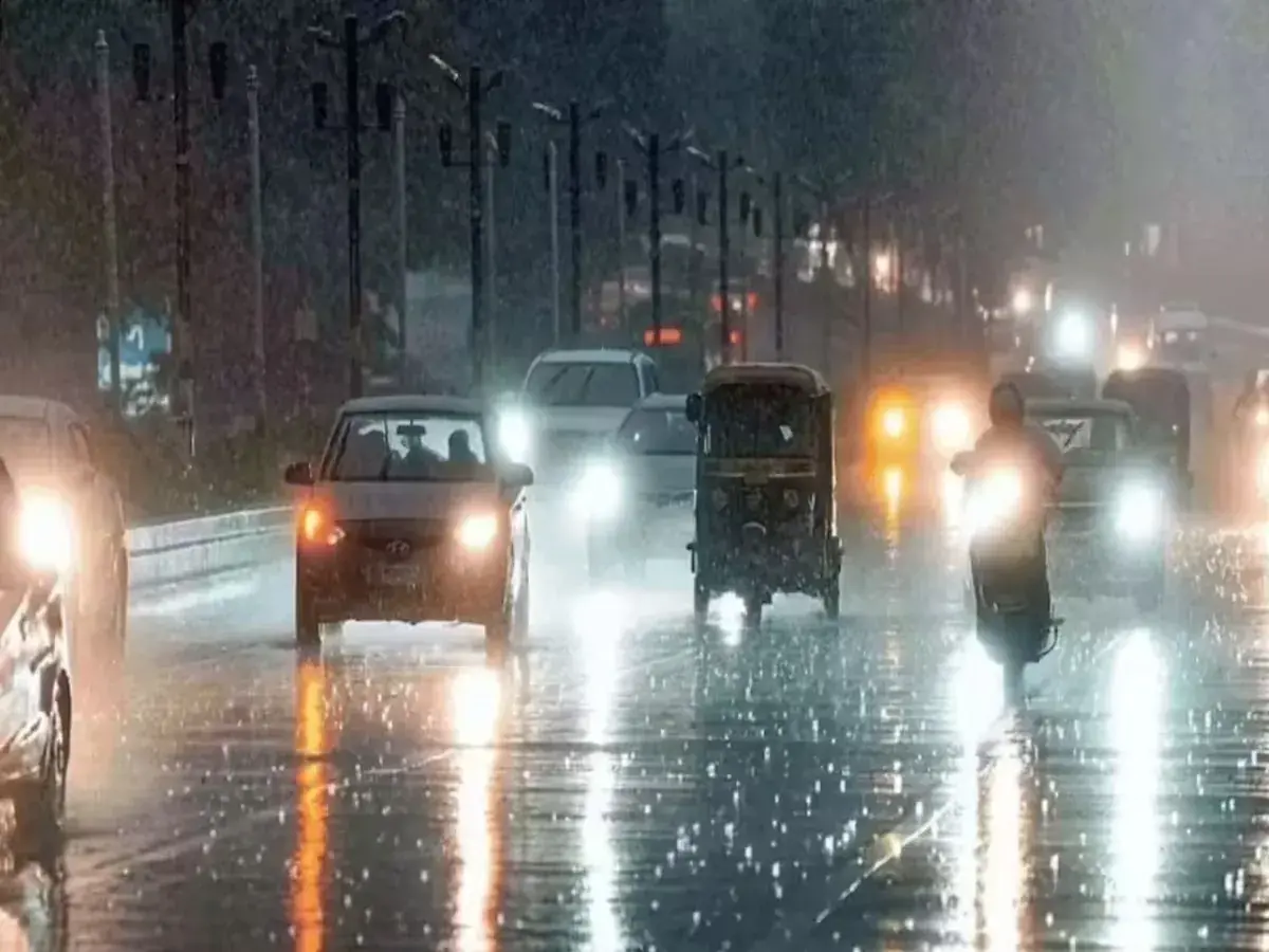 what-is-the-1000-km-rain-band-weather-phenomenon-heres-why-delhi-ncr-is-seeing-rain-thunderstorms-sudden-temperature-drop IMD Weather Alert April 2026 India