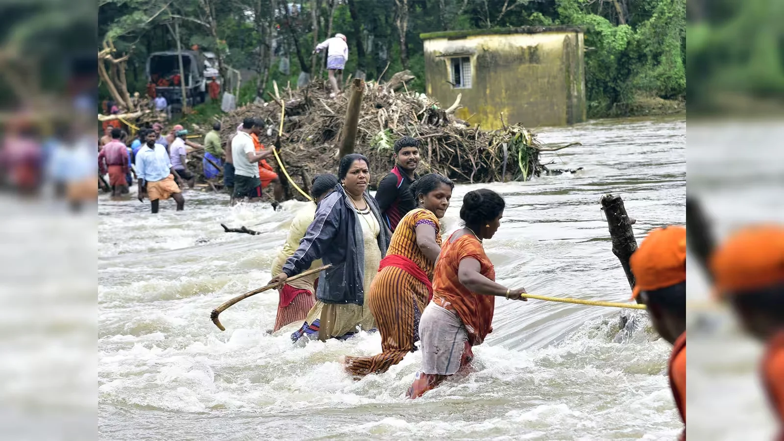 rain-fury-in-kerala-death-toll-76-2-87l-people-in-relief-camps Kerala Floods: Death Toll Rises to 15, Over 11,000 Shifted to Relief Camps